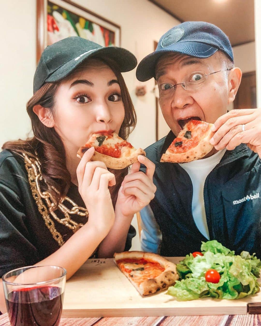 DJ Cellyさんのインスタグラム写真 - (DJ CellyInstagram)「#sundaylunch 🍕🍕パパとおうちでピザパーティー🍕🍕🍕  @pizzamohayanapoli さんのお取り寄せピザをおうちで焼きました👩‍🍳 焼き立て美味しかった〜！ もちもちのピザ生地！みみはしっかりサクサクしてて、おうちでこのクオリティのまさに本格ナポリピザを楽しめるなんて感激でした🥺🥺  まさに、もはやそこはナポリ🍕でした🤭！  ---------------  話が変わりますが、昨日のclubhouseとても盛り上がって、みんなと深い話が出来て嬉しかったです🙏  【イケてないハーフ・帰国子女・インター育ちの悩み】  という部屋でした。 最初は、「どこのハーフ？」って会話をもう100000000万回くらい繰り返すのやだよねーてか英語喋れないーあははー なんて軽くお話してたけど、 【日本にいると外人扱いされて海外に行くと日本人扱いされて戸惑う】っていう話があったり、【面倒だからハーフという事を隠してた】【むしろ開き直ってスイッチ入れてハーフな自分を演じていた】など色んな話があって、深くて書けないくらいの話もありました。 今はもう大人だから悩むこともそんなになくなったけど、同じような悩みがある人が沢山居て、話題は複雑でまじめでちょっと暗かったけど、笑 そんな話を誰かにする事も無かったから、私はすごく嬉しかったなあ。  終わった後DMもたくさん着てて、嬉しかったです🙇‍♀️聞いてくれた方、昨日知ってフォローして下さったみなさま、本当にありがとうございます！！  そしてピザの話に戻ると、一緒に写っている父はフィリピン人で私はハーフです🇯🇵🇵🇭  ハーフで嫌な思いもしたけど、良いことももちろんあったし、何よりパパがハッピーすぎて大好きだから、 私は私で良かった！  盛り上がりすぎたので、今日も22時からお話しします👂！  #ハーフ #ダブル #ミックス #日本人 #外人 #地球人 #宇宙人 #🤷🏻‍♀️  #もはやナポリ #ピザ通販 #お取り寄せグルメ #ピザお取り寄せ #冷凍ピッツァ #冷凍ピザ #pr #pizza #おうちごはん #おうちカフェ #ランチ #実父 #パパと娘」2月7日 11時51分 - celly_cecilia