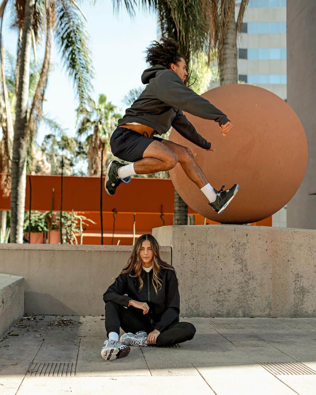 Banana Republic さんのインスタグラム写真 - (Banana Republic Instagram)「Athletes @allycourtnall and @erickendricks54 taking their style to new heights with performance essentials from BR Standard. Swipe through to see them styling different pieces from the line. #ItsBanana #HeWearsBR」2月7日 11時52分 - bananarepublic