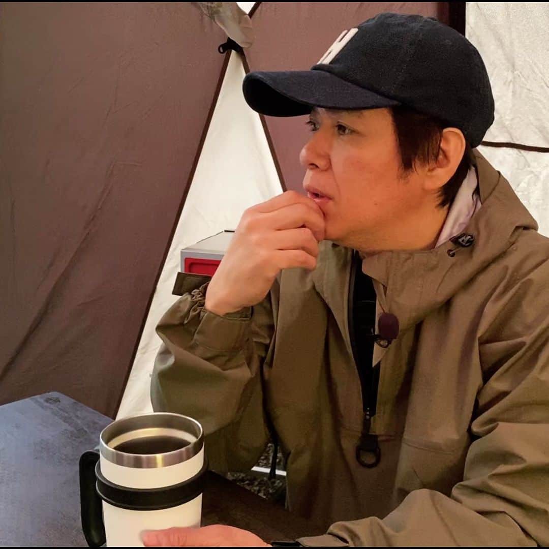 植草克秀のインスタグラム：「この日はあいにくの天気。朝はとりあえずお湯沸かしてゆっくりティータイム！﻿ ﻿ そういえば、インスタ始めたときに本人マーク？は申請してたんだけどまだつかない。本人じゃないのか俺？🤣  #植草克秀  #katsuhideuekusa  #キャンプ」