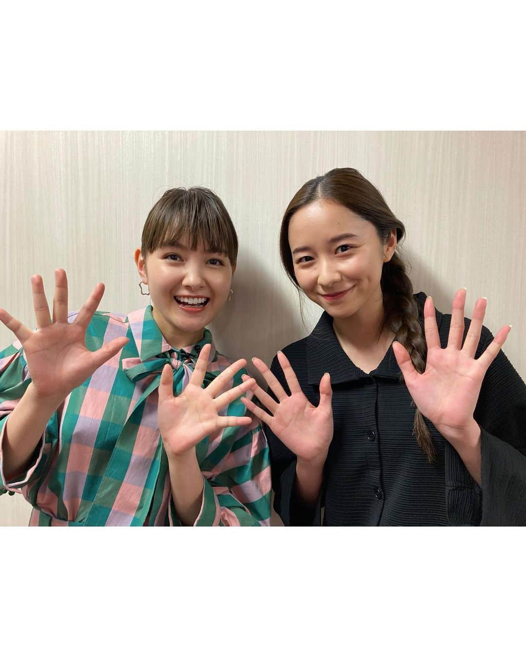 葵わかなさんのインスタグラム写真 - (葵わかなInstagram)「この間。  隣の控室がなんと、真由でした✨☺️  会うのすっごい久しぶりで… 大人になったねって言いながら写真撮った〜🙋‍♀️  実は姉妹だった私たち笑  今度またゆっくり話そうね！  #堀田真由　ちゃん #てんとりん」2月7日 11時55分 - aoiwakana0630