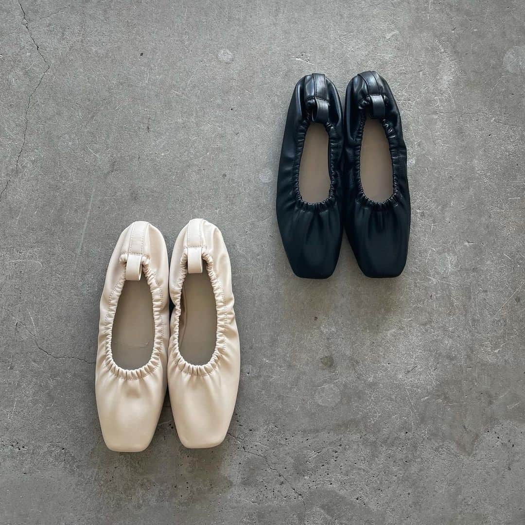 のインスタグラム：「✔️NEW ARRIVAL﻿ ————————————————————﻿ ﻿ ■スクエアトゥギャザーフラットシューズ﻿ ¥7,700+tax﻿ ﻿ シンプルな見た目で使いやすい﻿ スクエアトゥギャザーフラットシューズ。﻿ ﻿ 適度なリラックスさと、抜け感のあるキレイめのシルエットでこなれた大人を演出できます。﻿ ﻿ ワンピースなどの女性らしいコーディネートから﻿ デニムとのカジュアルスタイルまで幅広く合わせられる1足です。﻿ ﻿ ————————————————————﻿ #COTORICA. #fashion#coordinate#onlinestore#instafashion#instagood#markstyler#2021ss#コトリカ#ママコーデ#ママファッション#プチプラコーデ#プチプラファッション#春服#春コーデ#春靴#フラットシューズ#スクエアトゥ」