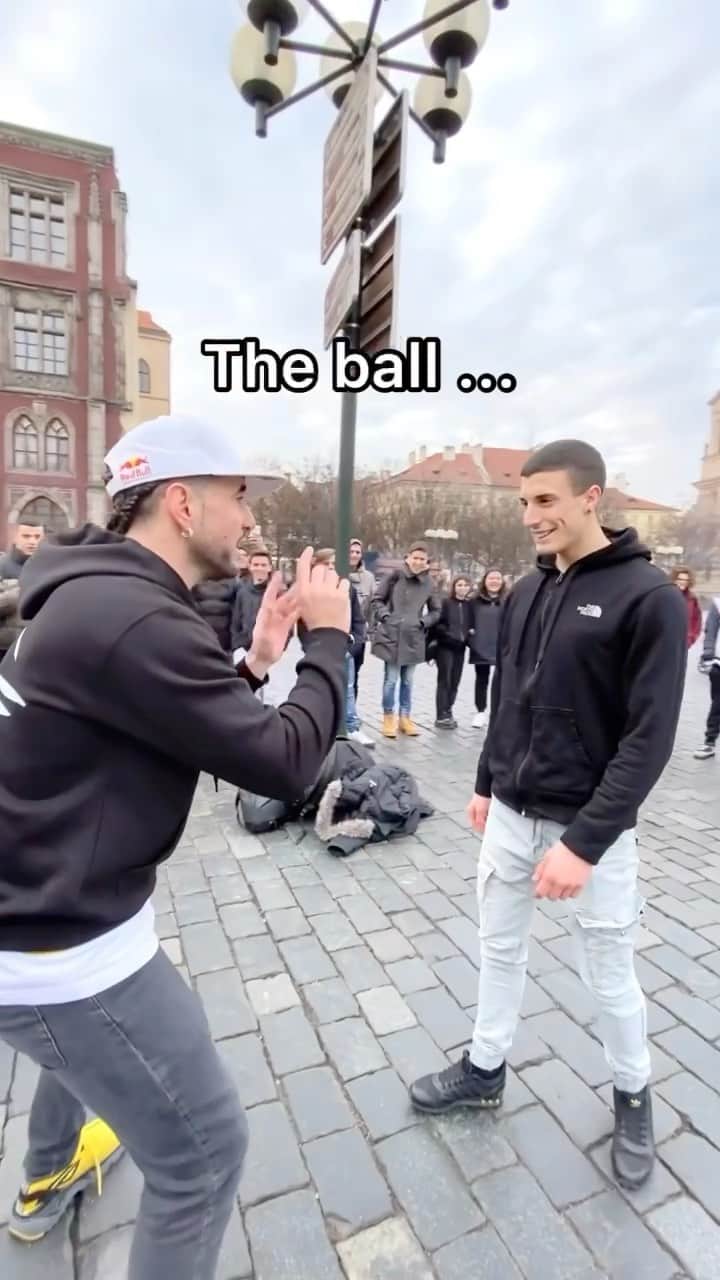ショーン・ガルニエのインスタグラム：「Part 2 : Did I been too hard on him ? 🤣 #Urbanballer #SeanGarnier #Football #Freestyle」