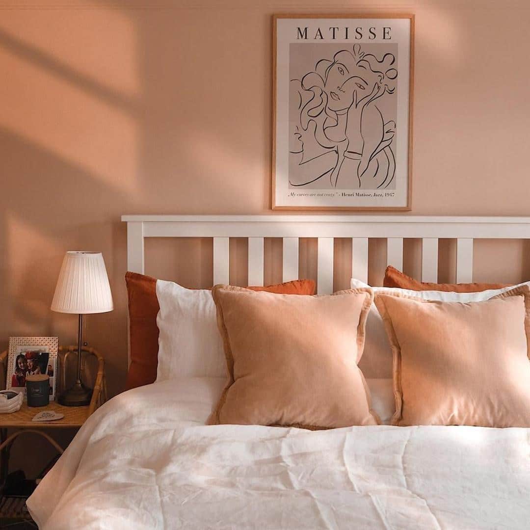 フレンチコネクションのインスタグラム：「When you perfectly match your cushions to your walls👏👏 (📷: @pollyvsayer).  #FrenchConnection #MyFC」