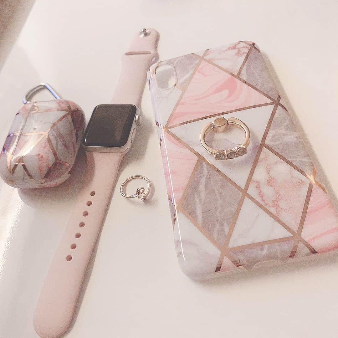 Riicoのインスタグラム：「🐰 いくつになってもピンク色とキラキラしたものが好き！それは変わらないのね〜ん(　˙·̫˙　)💕笑 指輪も毎回ピンクゴールド一択！！ AirPods ProとiPhoneケースお揃い📱❤︎ #ピンク #ピンクゴールド #airpodspro 相も変わらず #常に音楽聴いてる #安定 ✌︎🥰笑」