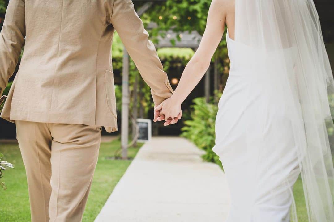 ハワイ挙式のCheersWedding チアーズウェディングのインスタグラム：「*﻿ ハワイ挙式ならCheers Wedding ﻿ ﻿ おふたりが大切にしたいことを大切に﻿ ﻿ ハワイの魅力を知り尽くしたプランナーが﻿ ハワイだからこそ叶う﻿ 特別なハワイウェディングをプロデュースします。﻿ ﻿ 「形式やルールにとらわることなく﻿ ハワイウェディングをこころゆくまで楽しんで頂きたい」﻿ ﻿ それが私たちCheers Weddingの願いです。﻿ ﻿ ***********************﻿ ﻿ 【Cheers Weddingのウェディング】﻿ ﻿ ▫︎会場は邸宅・教会・ホテルなど20カ所以上﻿ ▫︎選べるドレスショップは8社以上 (人気のプロのビアスやオーセンティックを含む)﻿ ▫︎挙式当日は専属コーディネーターがフルアテンド﻿ ▫︎日本人ヘアメイクアーティストによるヘアメイク﻿ ▫︎現地での入念なリハーサルメイク﻿ ▫︎経験豊富で多彩なカメラマン﻿ ▫︎プランナーは現地在住経験・現地アテンド経験有り﻿ ▫︎日本とハワイにサロンを完備しスタッフがフルサポート﻿ ﻿ ※ チアーズウェディングが取り扱う会場は、リーガルチェックを行い正しいやり方でご案内しています。﻿ ﻿ ***********************﻿ ﻿ ◆お問合せ◆﻿ ﻿ HP、お電話又はInstagramDMよりご連絡ください。﻿ ﻿ ✏︎ https://www.cheerswedding.jp/photo/plan/after/﻿ ﻿ ☎︎0120-128-828﻿ 平日11:00〜19:00／土日祝10:00〜19:00﻿ ﻿ ***********************﻿ ﻿ ◆ウェディングパーク海外﻿ チアーズウェディングで検索！﻿ https://foreign.weddingpark.net/agentlist/100063/﻿ ﻿ ◆ウェディングフォトはこちら﻿ @cheers_photowedding ﻿ ﻿  #チアーズウエディング #ハワイウェディング  #海外ウェディング #リゾートウェディング #リゾ婚 #海外挙式 #ハワイ挙式 #ハワイ婚 #新婚旅行 #ハワイ旅行 #cheerswedding #hawaiiwedding #ハワイハネムーン #ハワイウェディング迷子 #ハワイウェディングプロデュース #日本中のプレ花嫁さんと繋がりたい #プレ花嫁 #ハワイ結婚式 #花嫁準備 #式場迷子 #2021秋婚 #2021冬婚  #2021wedding #家族挙式 #花嫁応援  #ハワイ花嫁 #おしゃれ花嫁 #大人花嫁 #hawaiiwedding #メイクシーン」