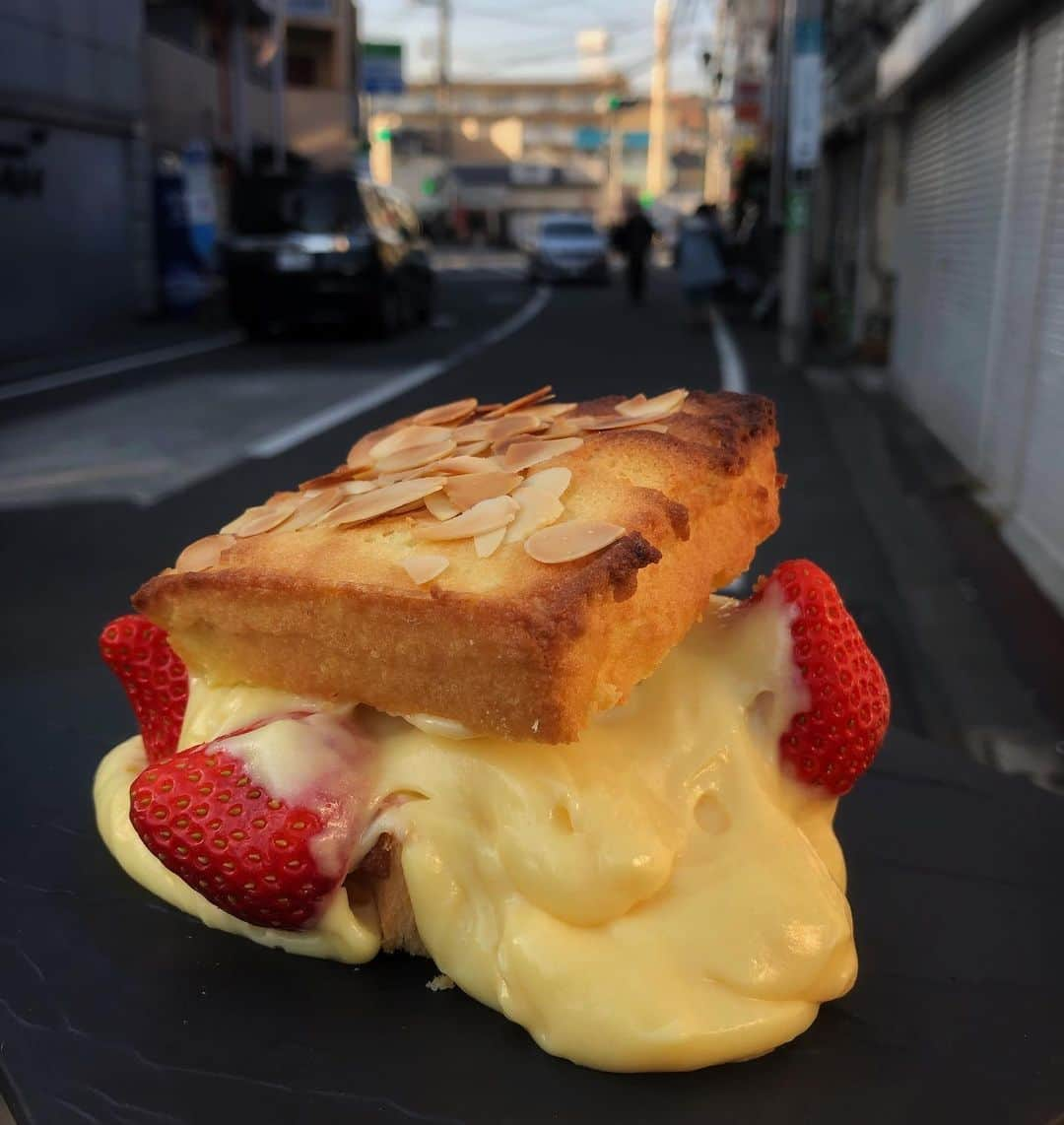 Coffee & Toast Tokyoさんのインスタグラム写真 - (Coffee & Toast TokyoInstagram)「パンキー カスタード！ 🍪🍪🍪🍪🍪  砕いたアーモンドとバターを乗せて、表面をクッキー仕立ての食パンに、たっぷりのカスタードクリームをサンドしてみました！  表面が"さっくりカリカリ"したクッキー仕立てのパンと作りたての柔らかいカスタードクリームのえも言われぬ味わいは表現できない美味しさです❣️  ちなみに、 食パンとクッキーの組み合わせで、 スタッフ間ではパンとクッキーで、 "パンキー"と呼んでます(^◇^;)  やみつき感はあるので、 ご注意くださいませ😋😋😋  ご興味のある方は、 明日から、期間・数量限定となってしまいますが、ご提供いたしますので、 この機会にぜひぜひ🤗🤗  ☆☆☆☆☆☆☆☆☆☆☆☆☆  <3月7日までの営業時間のご案内> 月〜木 10:00〜17:00 土・日 10:00〜14:00 ⚠️⚠️⚠️⚠️ いずれの日も売り切れ次第終了となりますので、あらかじめ、ご理解をお願いします！ ☆☆☆☆☆☆☆☆☆☆☆☆☆  #パン  #creamy  #トーストアレンジ #食パンアレンジ  #食パン  #世田谷カフェ  #東京パン屋  #パンスタグラム  #吐司  #pain  #빵  #toast  #東京カフェ  #三軒茶屋カフェ #カフェ  #bread  #三軒茶屋  #food  #カスタードクリーム  #カスタード  #クリームパン  #クリーミー #さくさく  #カリカリ  #スイーツ #スイーツテロ  #custard  #custardcream  #ダマンド  #custardcreams」2月7日 17時25分 - coffeetoast2