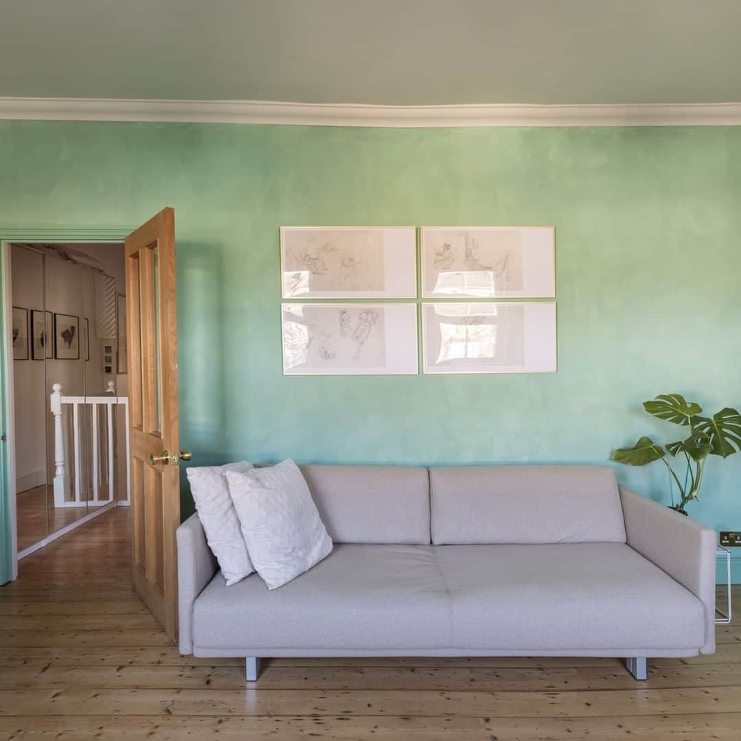 The Modern Houseさんのインスタグラム写真 - (The Modern HouseInstagram)「#forsale Pretty Pastels: an elegant apartment in south-east London decorated with a playful palette of chalky green and blush pink. Head to our bio to view the sales listing.」2月7日 17時31分 - themodernhouse