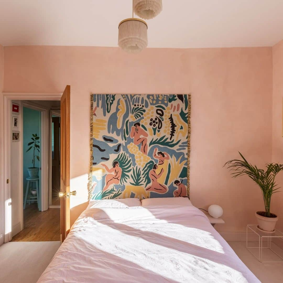 The Modern Houseさんのインスタグラム写真 - (The Modern HouseInstagram)「#forsale Pretty Pastels: an elegant apartment in south-east London decorated with a playful palette of chalky green and blush pink. Head to our bio to view the sales listing.」2月7日 17時31分 - themodernhouse