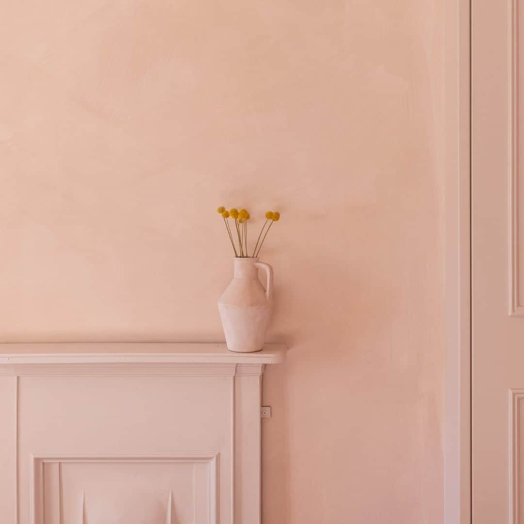 The Modern Houseさんのインスタグラム写真 - (The Modern HouseInstagram)「#forsale Pretty Pastels: an elegant apartment in south-east London decorated with a playful palette of chalky green and blush pink. Head to our bio to view the sales listing.」2月7日 17時31分 - themodernhouse
