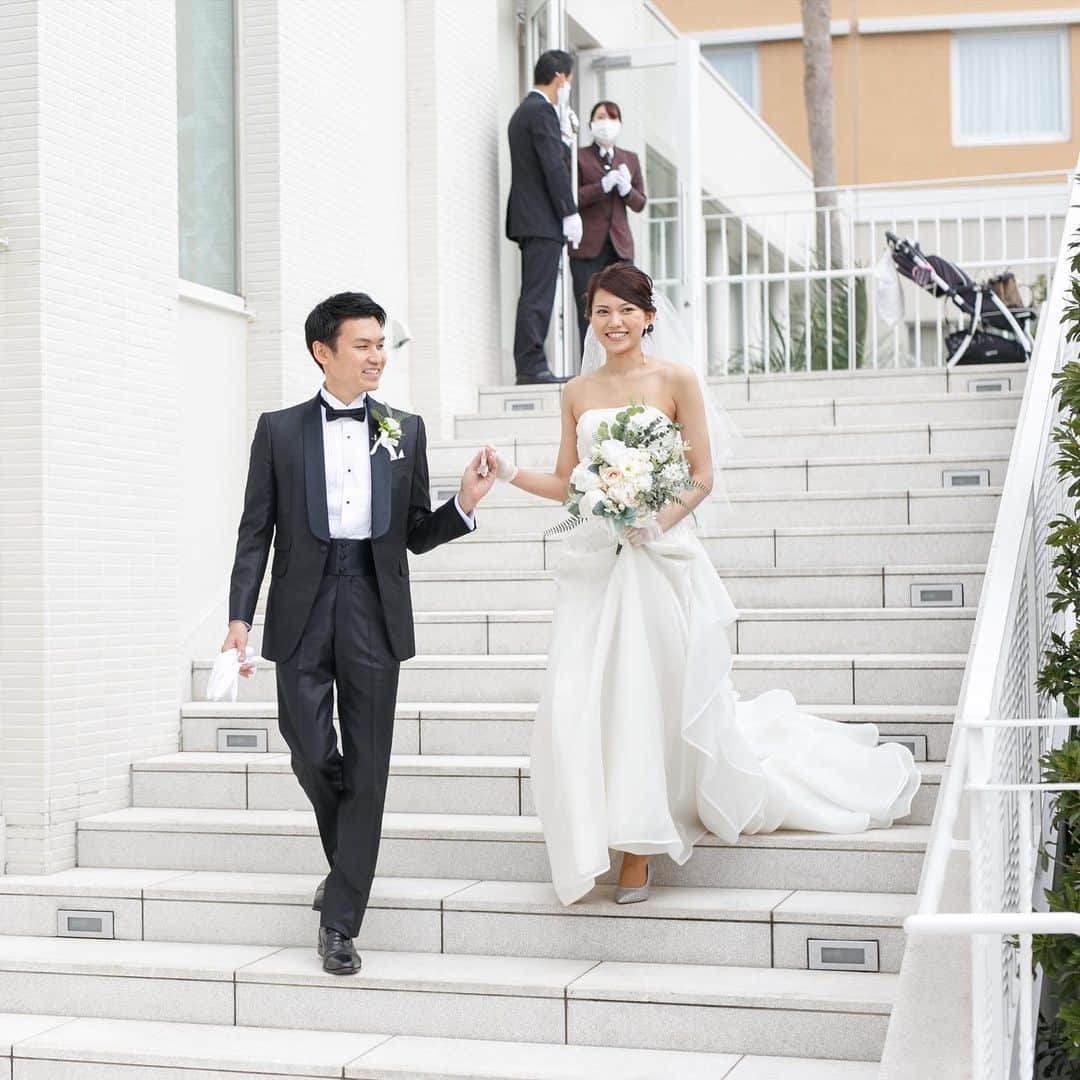 楽婚【公式】Instagramさんのインスタグラム写真 - (楽婚【公式】InstagramInstagram)「. ♡ご家族だけの少人数ウェディング  光がたっぷり降り注ぐチャペルで 行われたセレモニーは 笑顔に包まれたとても暖かな時間でした♡ 穏やかなおふたりらしい ゲストの笑顔が絶えない アットホームなご結婚式でした。  ♥楽婚の先輩カップル：T & A 会場：#東京ベイ舞浜ホテル  @rakukon をフォローして 『#楽婚』をつけて、 お写真の投稿大歓迎♡ 公式IGでリグラムされるかも！？  Webでご予約はTOPのURLより♡ ⇒@rakukon . #楽婚 #rakukon #ベストアニバーサリー  #ベストブライダル #wedding #ウェディング #フォトウェディング #プレ花嫁 #卒花 #日本中のプレ花嫁さんと繋がりたい #花嫁 #卒花嫁#2021年冬婚 #2021年春婚 #2021年夏婚#2021年秋婚 #式場探し#ナチュラルウェディング #結婚式準備 #結婚式場#weddingdress #チャペル #挙式演出  #前撮り  #フォトウェディング #オリジナルウェディング #ウェディングドレス#記念日#ホテルウェディング#家族式」2月7日 17時31分 - rakukon