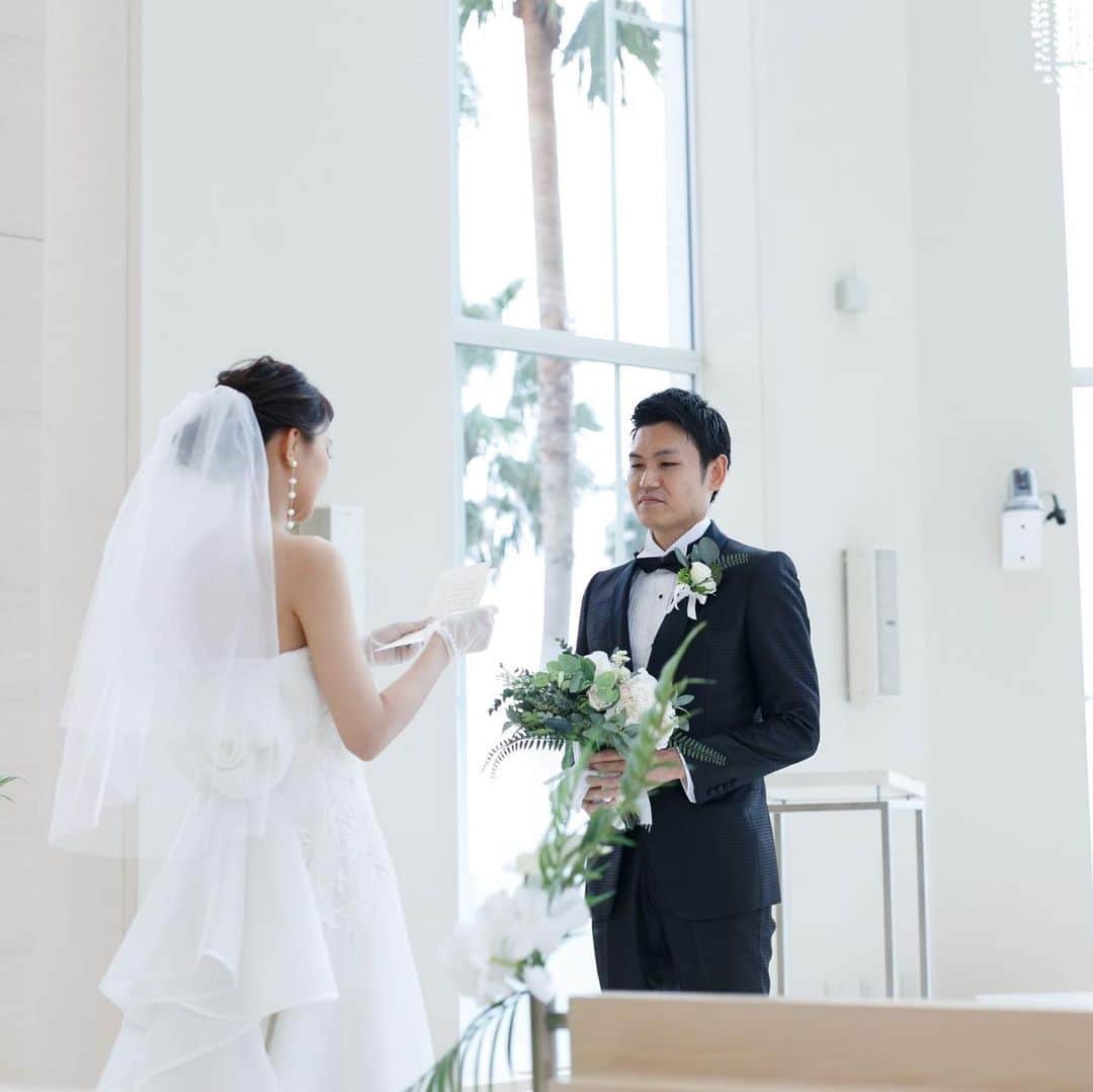 楽婚【公式】Instagramさんのインスタグラム写真 - (楽婚【公式】InstagramInstagram)「. ♡ご家族だけの少人数ウェディング  光がたっぷり降り注ぐチャペルで 行われたセレモニーは 笑顔に包まれたとても暖かな時間でした♡ 穏やかなおふたりらしい ゲストの笑顔が絶えない アットホームなご結婚式でした。  ♥楽婚の先輩カップル：T & A 会場：#東京ベイ舞浜ホテル  @rakukon をフォローして 『#楽婚』をつけて、 お写真の投稿大歓迎♡ 公式IGでリグラムされるかも！？  Webでご予約はTOPのURLより♡ ⇒@rakukon . #楽婚 #rakukon #ベストアニバーサリー  #ベストブライダル #wedding #ウェディング #フォトウェディング #プレ花嫁 #卒花 #日本中のプレ花嫁さんと繋がりたい #花嫁 #卒花嫁#2021年冬婚 #2021年春婚 #2021年夏婚#2021年秋婚 #式場探し#ナチュラルウェディング #結婚式準備 #結婚式場#weddingdress #チャペル #挙式演出  #前撮り  #フォトウェディング #オリジナルウェディング #ウェディングドレス#記念日#ホテルウェディング#家族式」2月7日 17時31分 - rakukon