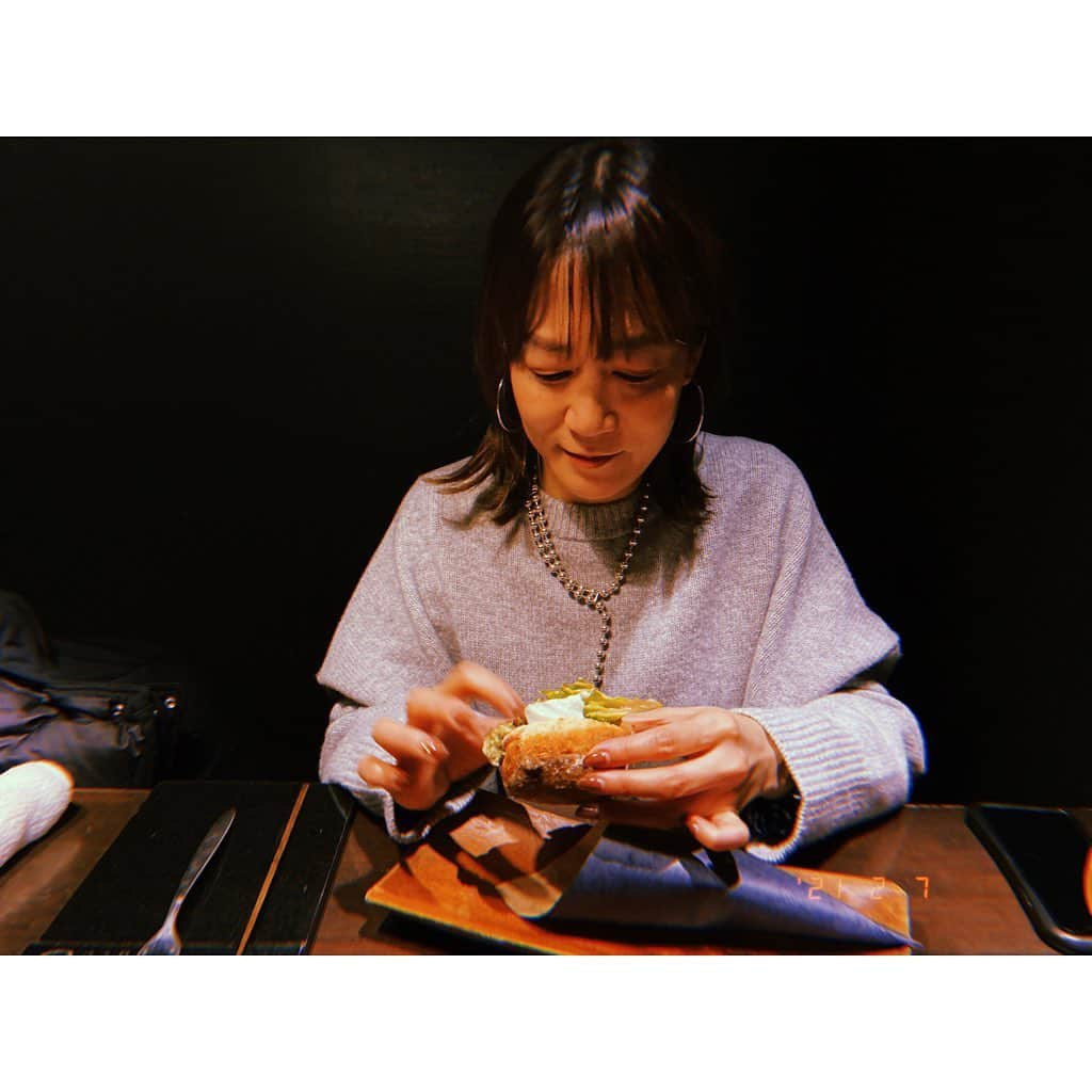 林唯衣さんのインスタグラム写真 - (林唯衣Instagram)「おまつはこのサンドイッチ(分厚い豚のテリーヌが挟まっていてべらぼうに美味しい！)を海苔巻きだと表現している(詳細→ @akikomatsuo_ )がワタシは花束だと思っている。ご馳走になったので声は小さめで言うけれど。絶対花束！　#昼ビール最高」2月7日 17時28分 - yui__hayashi