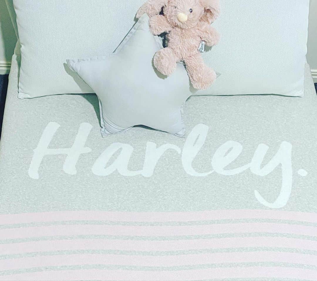 タメカ・バットさんのインスタグラム写真 - (タメカ・バットInstagram)「We love reading nap time & bedtime books with Harley on this adorably cozy blanket 🤗 Harley can never resist a snuggle in it ➡️➡️💜💙 #namelyco」2月7日 12時00分 - tamekayallop