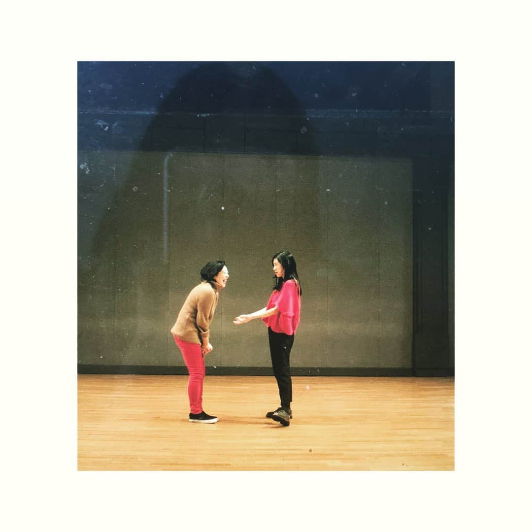 journaleatripさんのインスタグラム写真 - (journaleatripInstagram)「. Imagine  想像してみる 一年後 十年後 百歳になった自分と新しい世の中 より具体的に 想像してみる。  uaと並んでお座布団に 座ってる姿が浮かんだ。  デジタル朝日&w 暮らしの音 uaとの往復書簡更新しました。もしよろしけば。  #デジタル朝日&w#暮らしの音#金さん銀さん」2月7日 12時00分 - eatripjournal