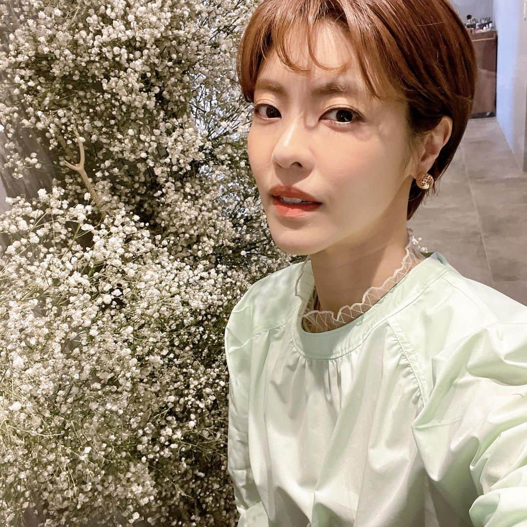 イ・ユンジのインスタグラム：「그림자가 아쉬워도 안개안개 하니까.  슬몃 올라오는 오늘의대한 기대감으로,  어제의 아쉬움을 누르고.  사랑하는 언니의 응원을 기둥삼아 바람이불어도 겁없이 흔들릴것임을. #찰나의다짐」