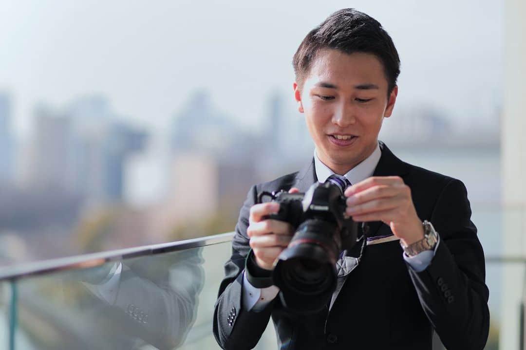 読売テレビアナウンス部さんのインスタグラム写真 - (読売テレビアナウンス部Instagram)「【ポトレ企画📸番外編】 “撮る側“の岩原が“撮られる側に“？！  被写体になるつもりは 全くなかったんですが…。  中谷アナが突然 「私が岩原を撮る！！！！！」 と言い出したのでカメラをお渡し。笑  シチュエーション等も中谷アナ発です。 まさかでしたが、ありがとうございます！  ＊その中谷アナのポトレ写真は今夜公開！＊  >>>>>>>>>>>>>>>>>>>>>> そのほかの写真は @ytv_iwahara  のアカウントでご覧いただけます <<<<<<<<<<<<<<<<<<<<<<  #ytv #読売テレビ #アナウンサー  #photography #photo #5dmarkiv  #portraitphotography #portrait  #東京カメラ部 #ポートレート  #canon85mmf18 #camera  #かんさい情報ネットten  #中谷しのぶ #岩原大起」2月7日 12時04分 - ytvana_official