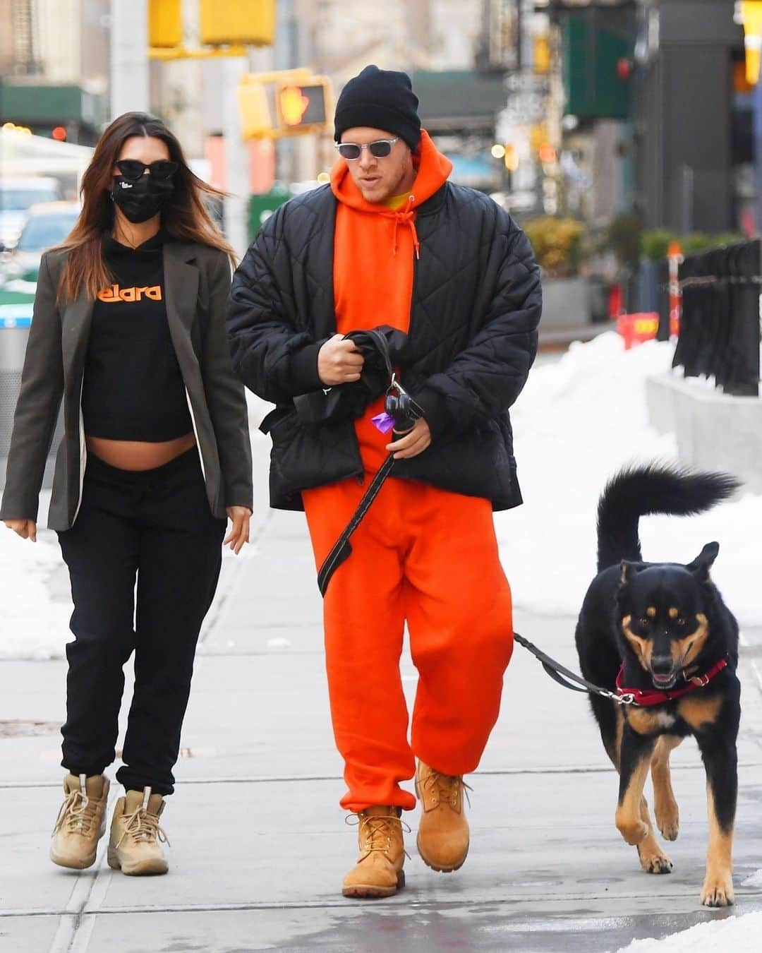 Just Jaredさんのインスタグラム写真 - (Just JaredInstagram)「Pregnant @emrata shows off her bare baby bump while on an afternoon walk with hubby Sebastian Bear-McClard & their dog Colombo.  #EmilyRatajkowski #SebastianBearMcClard Photos: Backgrid & Getty」2月7日 12時15分 - justjared