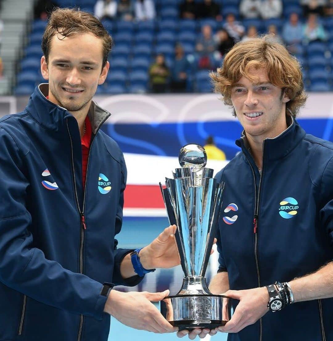 ダニール・メドベージェフさんのインスタグラム写真 - (ダニール・メドベージェフInstagram)「The best team 🇷🇺🤟🏼// Лучшая команда 🇷🇺🤟🏼 @atpcup」2月7日 12時08分 - medwed33