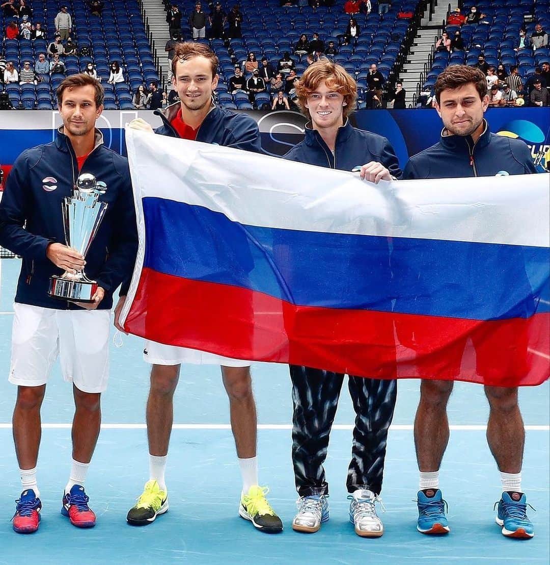 ダニール・メドベージェフさんのインスタグラム写真 - (ダニール・メドベージェフInstagram)「The best team 🇷🇺🤟🏼// Лучшая команда 🇷🇺🤟🏼 @atpcup」2月7日 12時08分 - medwed33
