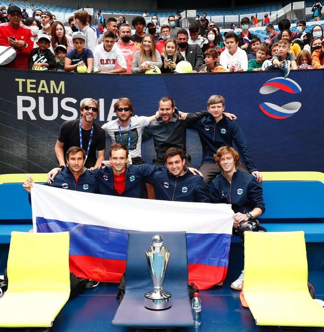 ダニール・メドベージェフさんのインスタグラム写真 - (ダニール・メドベージェフInstagram)「The best team 🇷🇺🤟🏼// Лучшая команда 🇷🇺🤟🏼 @atpcup」2月7日 12時08分 - medwed33