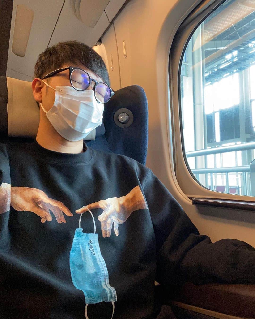 秋山賢太さんのインスタグラム写真 - (秋山賢太Instagram)「マスク、マスク。 福岡いってきます。  #rarete #マスク #肌荒れ」2月7日 12時08分 - akiyama.0624