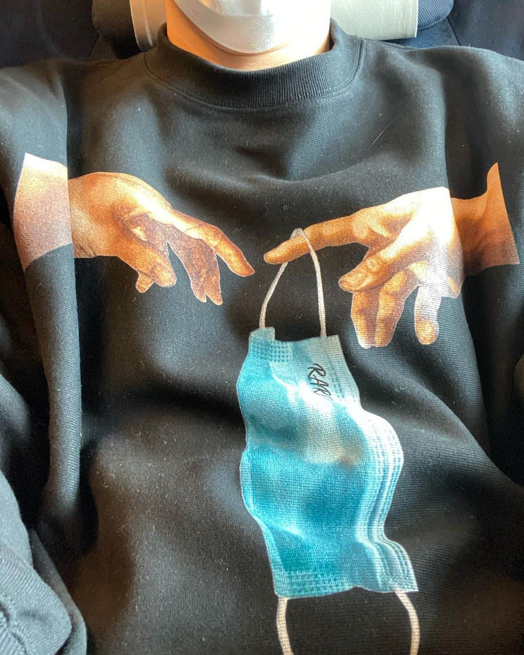 秋山賢太さんのインスタグラム写真 - (秋山賢太Instagram)「マスク、マスク。 福岡いってきます。  #rarete #マスク #肌荒れ」2月7日 12時08分 - akiyama.0624