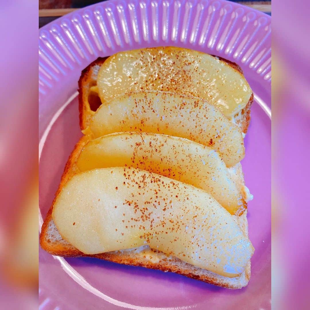 水上真理さんのインスタグラム写真 - (水上真理Instagram)「昨日はあおいちゃんと happy day❤️ . 原宿の HappyCamper SANDWICHES でサンドイッチランチ✨ . フィレステーキサンド❤️ アップルシナモンカスタード🍎 . どちらも激うま🥰 . Double Tall Cafeで ティーラテをゲットして 代々木公園へ✨ . 日向ぼっこを満喫して 乾杯のため居酒屋さんへ🥂 . いっぱい語って 美味しいものいただいて 幸せすぎる1日でした🥰 . #happy  #smile  #love  #サンドイッチ #代々木公園  #ティーラテ」2月7日 12時11分 - mari_komorebi