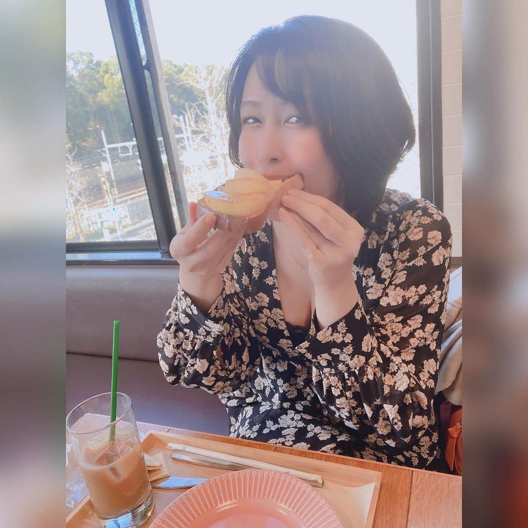 水上真理さんのインスタグラム写真 - (水上真理Instagram)「昨日はあおいちゃんと happy day❤️ . 原宿の HappyCamper SANDWICHES でサンドイッチランチ✨ . フィレステーキサンド❤️ アップルシナモンカスタード🍎 . どちらも激うま🥰 . Double Tall Cafeで ティーラテをゲットして 代々木公園へ✨ . 日向ぼっこを満喫して 乾杯のため居酒屋さんへ🥂 . いっぱい語って 美味しいものいただいて 幸せすぎる1日でした🥰 . #happy  #smile  #love  #サンドイッチ #代々木公園  #ティーラテ」2月7日 12時11分 - mari_komorebi