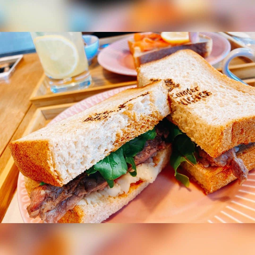 水上真理さんのインスタグラム写真 - (水上真理Instagram)「昨日はあおいちゃんと happy day❤️ . 原宿の HappyCamper SANDWICHES でサンドイッチランチ✨ . フィレステーキサンド❤️ アップルシナモンカスタード🍎 . どちらも激うま🥰 . Double Tall Cafeで ティーラテをゲットして 代々木公園へ✨ . 日向ぼっこを満喫して 乾杯のため居酒屋さんへ🥂 . いっぱい語って 美味しいものいただいて 幸せすぎる1日でした🥰 . #happy  #smile  #love  #サンドイッチ #代々木公園  #ティーラテ」2月7日 12時11分 - mari_komorebi