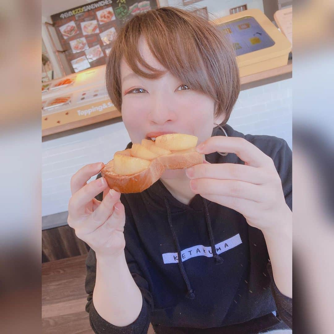 水上真理さんのインスタグラム写真 - (水上真理Instagram)「昨日はあおいちゃんと happy day❤️ . 原宿の HappyCamper SANDWICHES でサンドイッチランチ✨ . フィレステーキサンド❤️ アップルシナモンカスタード🍎 . どちらも激うま🥰 . Double Tall Cafeで ティーラテをゲットして 代々木公園へ✨ . 日向ぼっこを満喫して 乾杯のため居酒屋さんへ🥂 . いっぱい語って 美味しいものいただいて 幸せすぎる1日でした🥰 . #happy  #smile  #love  #サンドイッチ #代々木公園  #ティーラテ」2月7日 12時11分 - mari_komorebi