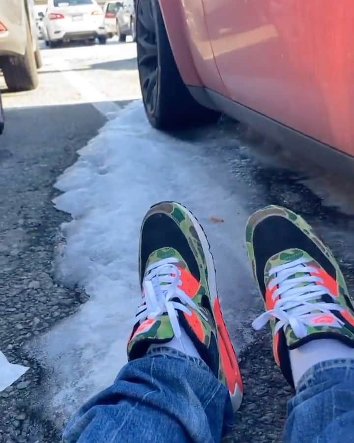ファンクマスター・フレックスのインスタグラム：「👀 Thought I didn’t need boots... JFK ice patch on my way to car! I fell so hard I sat to gather my thoughts! 😂😂😂😂😂😂」