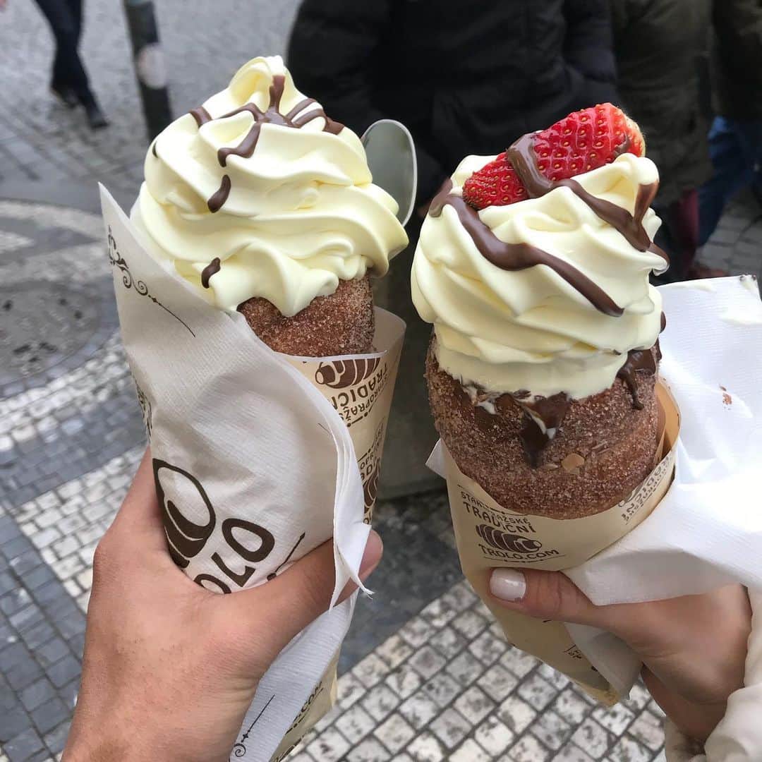 太田雄貴のインスタグラム：「プラハ名物。 冬に食べたので、キツかったです😭」