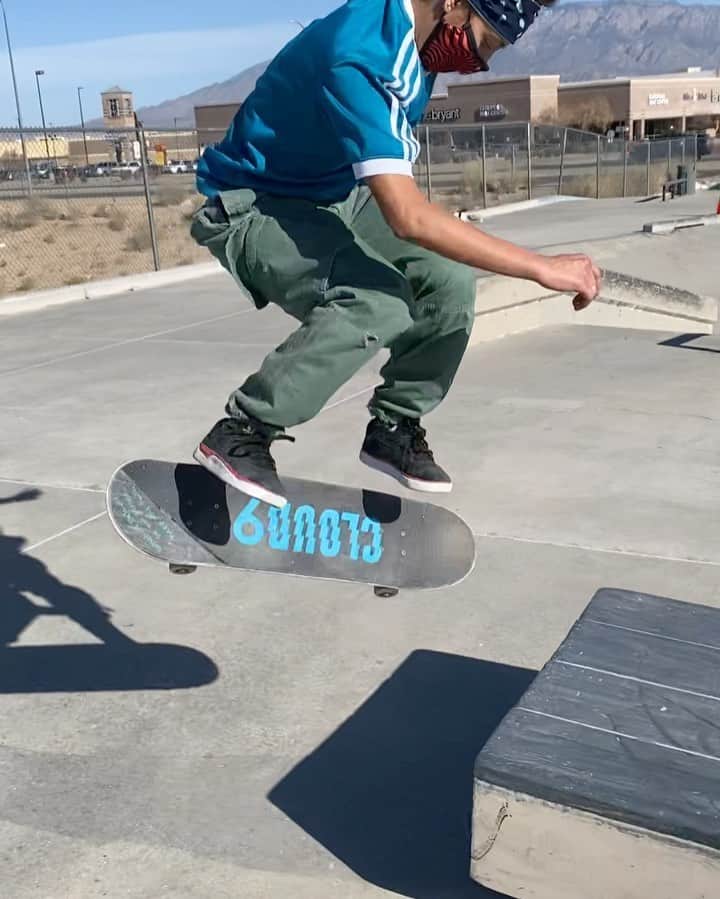 マライア・デュランのインスタグラム：「1 or 2 ? 😂 📱: @zekeduran_」