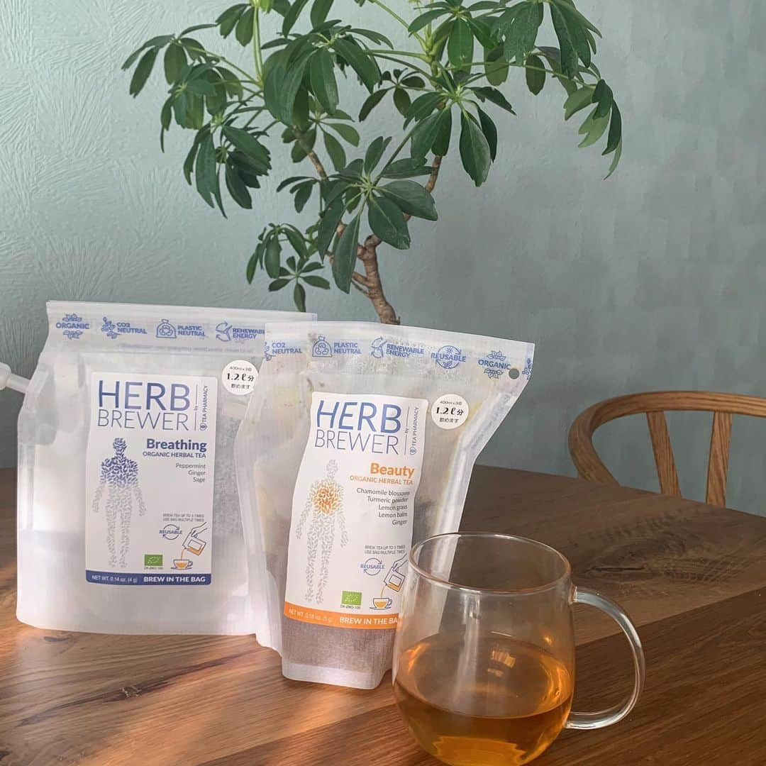 関絵理子のインスタグラム：「#herbtea ☕︎🌿  お気に入りのハーブティ @the_herbbrewer  少し調子がわるいけど薬は飲みたくないなって時に飲むと良くなることが多々あり、頼りにしています😉✨  いくつか種類はありますが、私のお気に入りはこの２つ(Beautyと Breathing) ネットやオーガニックの物を取り扱っているお店にありますよ😊🌿  ・ ・ ・  #ハーブティー #癒される時間 #おすすめのハーブティ #体に優しい #美味しいお茶 #ハーブのある生活 #ハーブの力　#オーガニックフード #オーガニックハーブ #herbbrewer #relaxtime #허브차 #허브티」