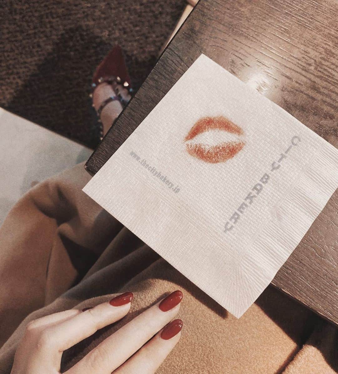 puinpiのインスタグラム：「👄 ： マスクにつかないようにいつもリップを１回ティッシュオフするんだけど、  その時のリップマークがなんだか好きに思う今日この頃。 ： ： ネイルもハンサムな赤色を作ってもらったので、とてもお気に入り♡ ： ： #HANDSOME #LIP #赤リップ #赤ネイル #CAFE」