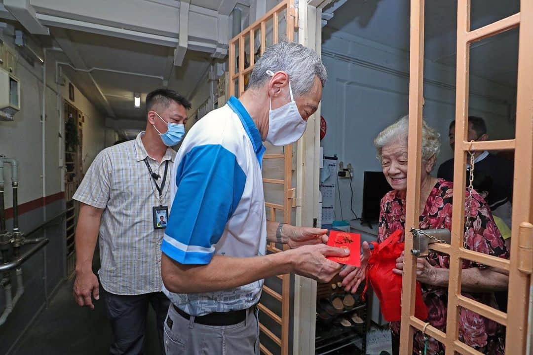 リー・シェンロンのインスタグラム：「Visited some of my Teck Ghee residents at Blk 420 AMK Ave 10 to give out hongbaos and goodie bags. Also said hello to residents, stallholders, and shop owners at Blk 421.   This week we welcome the Year of the Ox. Glad to see residents in good cheer and looking forward to the Lunar New Year, despite the necessary precautions. Hope everyone has done your preparations and are all ready to celebrate the New Year! – LHL  (MCI Photos by Betty Chua)」