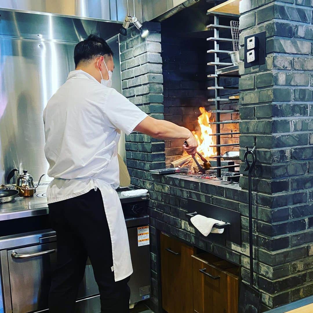 林家木久蔵（2代目）さんのインスタグラム写真 - (林家木久蔵（2代目）Instagram)「ニイホ肉がいよいよ鎌倉に。神奈川で食べられるのは季音さんだけ。コラボの第一歩に立ち会えて😁 #新保吉伸 さん #サカエヤ #熟成肉 #鎌倉 #鎌倉グルメ #季音 #薪火 #薪火料理 #マスクちゃんとしてます #写真の時だけ」2月7日 12時36分 - kikuzo2nd