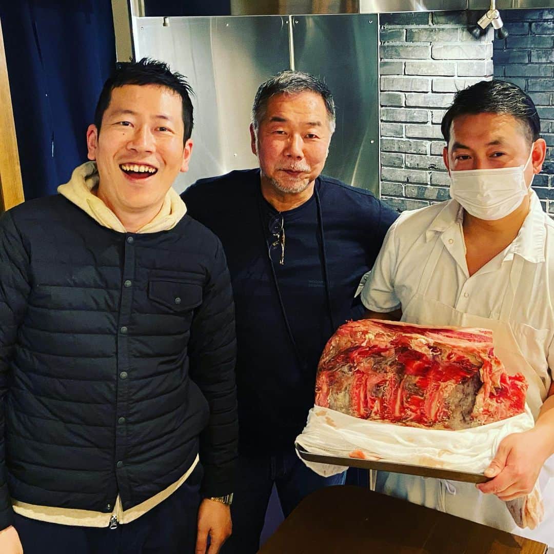林家木久蔵（2代目）さんのインスタグラム写真 - (林家木久蔵（2代目）Instagram)「ニイホ肉がいよいよ鎌倉に。神奈川で食べられるのは季音さんだけ。コラボの第一歩に立ち会えて😁 #新保吉伸 さん #サカエヤ #熟成肉 #鎌倉 #鎌倉グルメ #季音 #薪火 #薪火料理 #マスクちゃんとしてます #写真の時だけ」2月7日 12時36分 - kikuzo2nd
