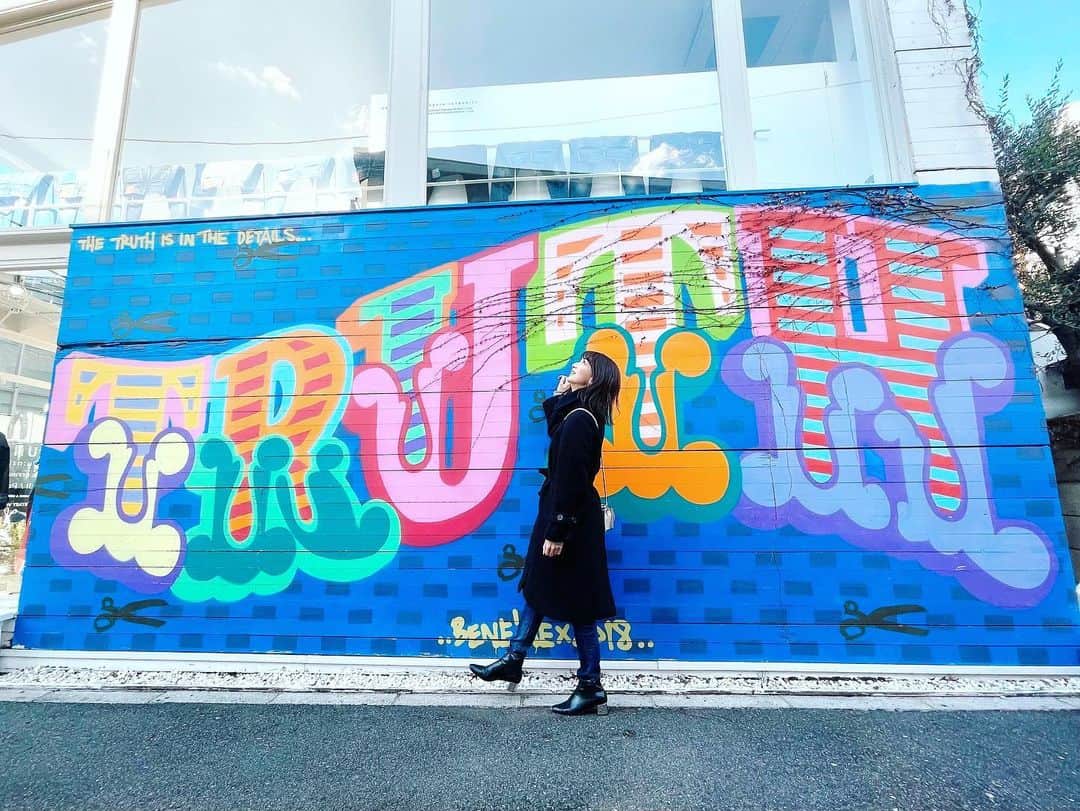 のインスタグラム：「都心でもウォールアート見つけるとつい撮影しちゃう📸  メルローズアベニュー行きたいな🇺🇸  #ウォールアート#散歩#休日#代官山#ランチ」