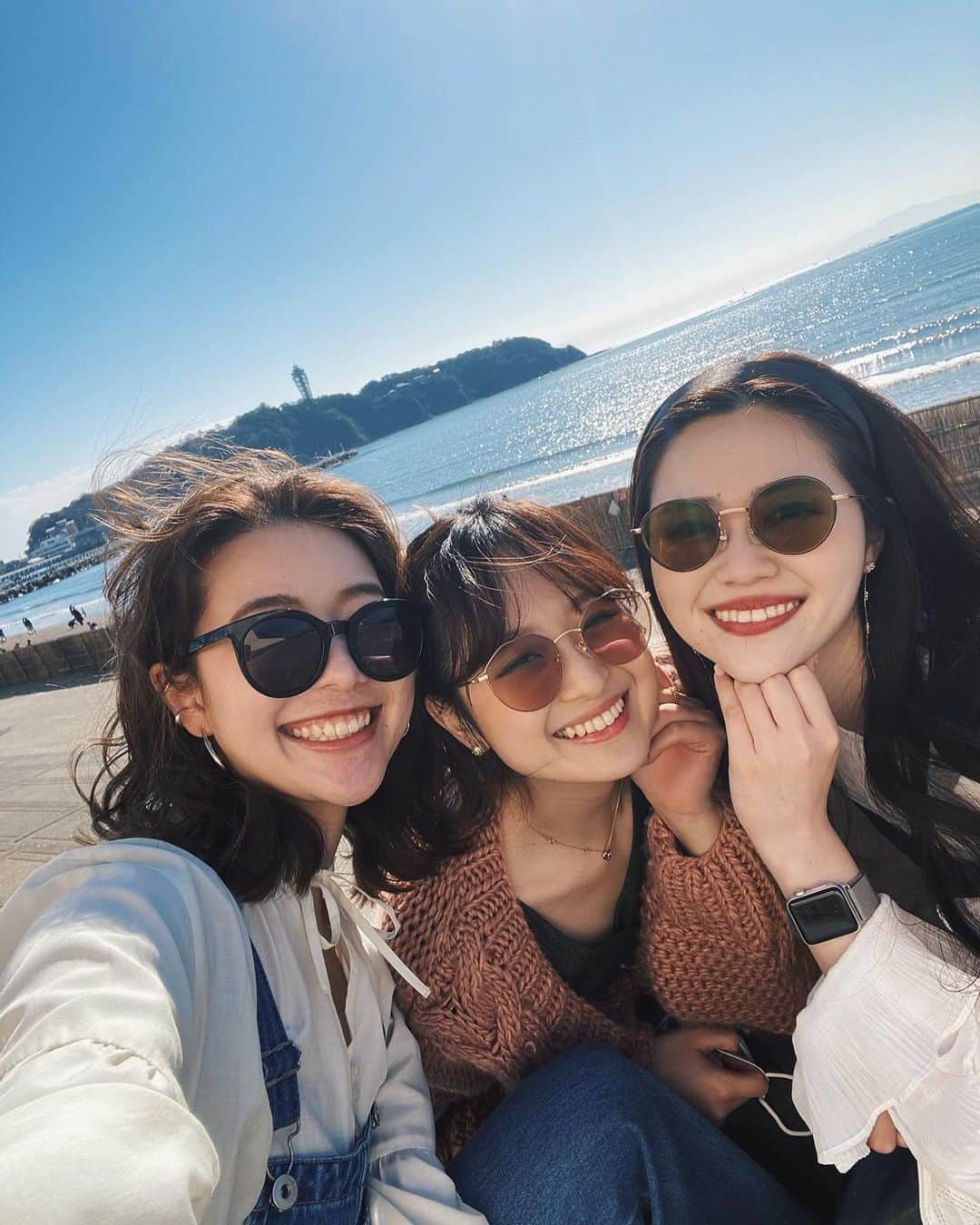 ikeda chizuruのインスタグラム：「この２人といるとずっと笑ってる♡﻿ ﻿ ハッピーオーラ全開すぎて﻿ 大好きなのーーーー🥰﻿ ﻿ 会うだけで元気が出る﻿ パワースポットみたいな人たち🌈﻿ ﻿ (写真の時以外マスクしてたよ😷)﻿  ————————————————— #girls #selfie #japan #江ノ島」