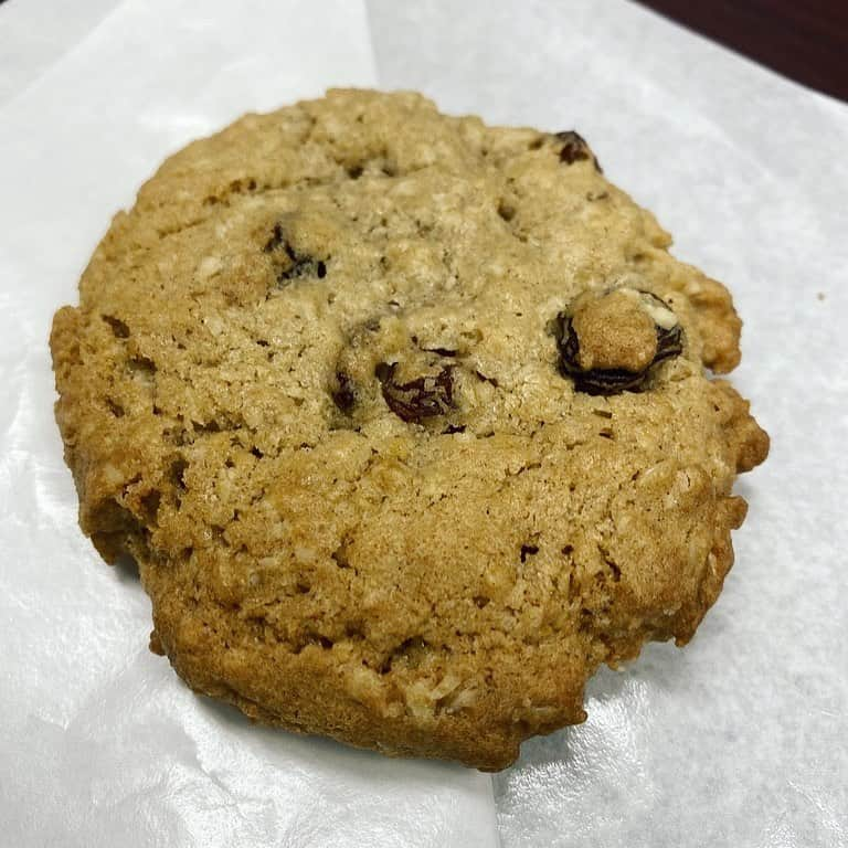 アメリカ大使館さんのインスタグラム写真 - (アメリカ大使館Instagram)「クッキー🍪作ってみませんか⁉️ 今日紹介するのは、🇺🇸大使館のカフェテリアでも人気の『オートミールレーズンクッキー🍪』です。 オートミール(燕麦)はシリアルの一種で、精白されていない食材で、栄養価も高いとされています。 ダイエット中の人にも良いという事で、ネットでもいろんなレシピが紹介されていますよ。 おうち時間を美味しく楽しみましょう❗️ . #usa #america #studyabroad #livinginamerica #cookies #outmeals #healthysweets #bake #stayhome #tryathome #アメリカ #アメリカ生活 #留学 #おうち時間 #ステイホーム #手作りクッキー #ヘルシースイーツ #オートミール #オートミールクッキー #おうちでできること#レーズン #チョコチップ」2月7日 12時39分 - usembassytokyo