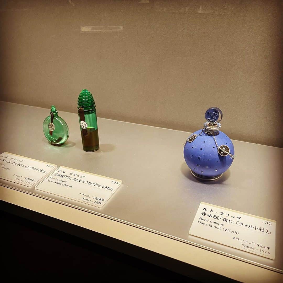 DJ AIKO 62さんのインスタグラム写真 - (DJ AIKO 62Instagram)「1月9日からパナソニック汐留美術館で開催中の「香りの器　高砂コレクション」を見てきました。  紀元前から20世紀まで、香水を入れる容器を中心に化粧道具や広告ポスター、日本の香道具なども含めて幅広く「香り」にまつわるものを紹介しています。タイトルにもあるように創業100年の高砂香料工業株式会社が蒐集してきたものからの展示がメインで構成されています。  可愛くて繊細、超絶技巧ともいえるような緻密な細工が施された贅沢なものも多くて、展示ケースごとに気持ちもあがります。やっぱりアール・ヌーヴォー、アール・デコのガラス工芸は好きだなぁとじっくり鑑賞しました😊  特別な知識がなくても感覚的に楽しめると思います。  国や時代によって香水を纏うという意味や目的も随分変わりますよね。今だと意識が持っていかれるような香りはむしろつけていない方がよしとされる風潮にあるような気がしますが、あらためて、気分があがる香りと一緒に日々を過ごすのも、ステイホームの時間が長くなった今、リフレッシュにもなりうるだろうなと。お香もしばらくやめていましたが、空間を香りで演出するなんて素晴らしい文化だな！と思い直しました。  3月21日までの開催です。銀座新橋エリアからもとってもアクセスも便利な美術館です。ぜひどうぞ。  ・内覧会時に申請をして撮影をしています。  「香りの器　高砂コレクション展」 2021年1月9日〜3月21日 10:00〜18:00（入館は17:30まで） 休館日　水曜日 入館料やその他詳細はパナソニック汐留美術館のHPをご確認ください。  #香りの器展  #高砂コレクション #香りの器高砂コレクション展  #パナソニック汐留美術館 #東京アート散歩 #美術館巡り #美術展紹介 #学芸員djのdjaiko62  #DJAIKO62 #アート散歩 #アールデコ #アールヌーヴォー #ラリック #エミールガレ #ガラス工芸 #香水瓶」2月7日 12時40分 - djaiko62