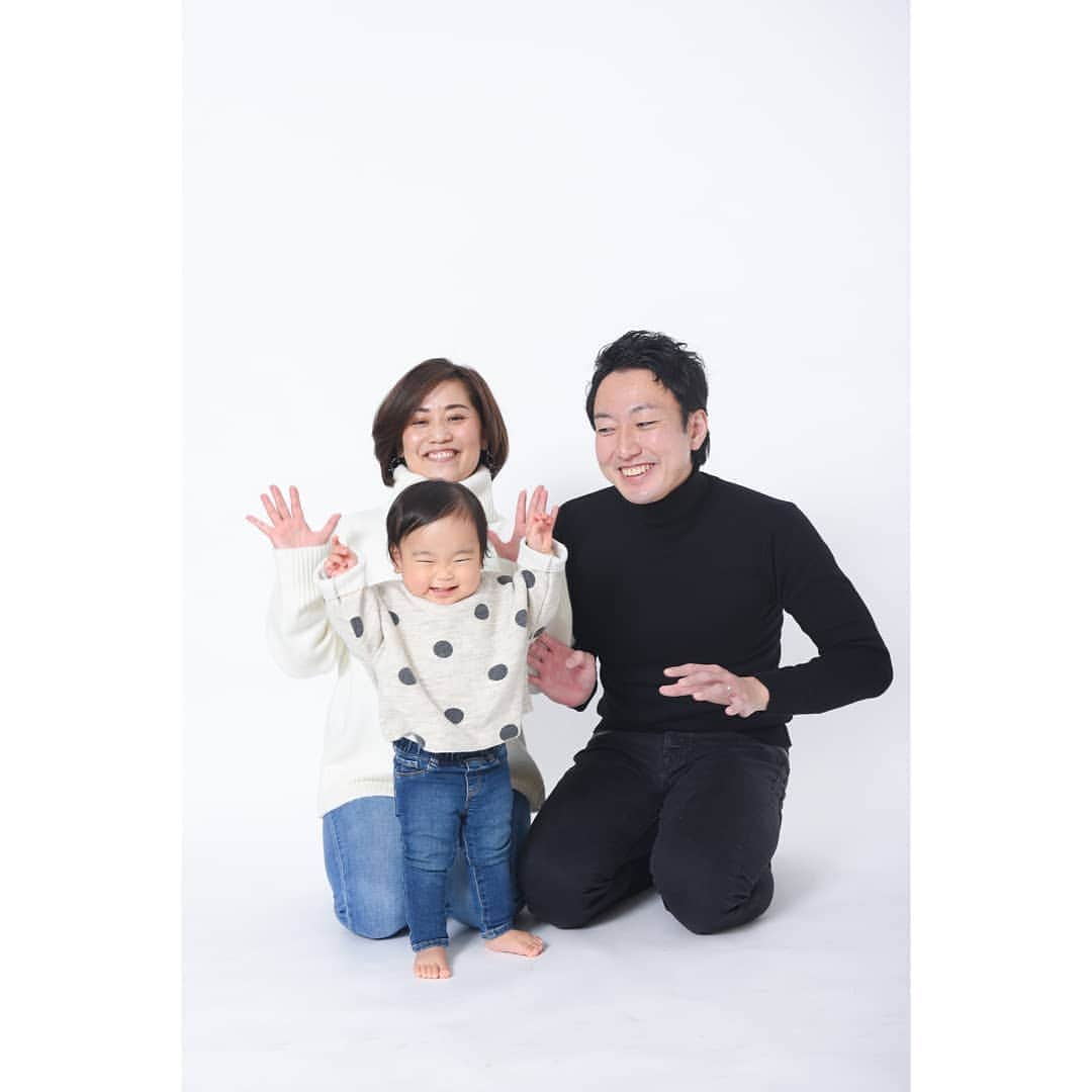 Photo Studio178のインスタグラム：「⁣⁣ えがおのちゅうしん⁣ 👩👶⁣⁣👨⁣ ⁣ ﻿ ✽.｡.:*・ ✽.｡.:* ・ ﻿﻿﻿⁣⁣⁣⁣⁣⁣⁣⁣⁣ ﻿﻿⁣⁣⁣⁣⁣⁣⁣⁣⁣ https://17hachi.com﻿﻿﻿⁣⁣⁣⁣⁣⁣⁣⁣⁣ ﻿﻿﻿⁣⁣⁣⁣⁣⁣⁣⁣⁣ #赤ちゃん #1歳女の子⁣ #1歳4ヶ月 #誕生日﻿⁣⁣⁣⁣⁣⁣⁣⁣⁣ #birthday #女の子ママ #子供の日常をもっと写真に﻿﻿⁣⁣⁣⁣⁣⁣⁣⁣⁣ #family #撮影 #成長記録﻿﻿﻿⁣⁣⁣⁣⁣⁣⁣⁣⁣ #tv_kidz ﻿#月齢フォト⁣ #2021⁣ ﻿﻿⁣#ファミリーフォト⁣ ⁣⁣⁣⁣⁣ #キッズファッション #kidsfashion﻿﻿⁣⁣⁣⁣⁣⁣⁣⁣⁣ #ig_kids #instakids ﻿⁣⁣⁣⁣⁣⁣⁣⁣⁣ #キッズフォト﻿﻿⁣⁣⁣⁣⁣⁣⁣⁣⁣ #コドモノ #コズレ﻿﻿⁣⁣⁣⁣⁣⁣⁣⁣⁣ #mamanoko #コドモダカラ﻿﻿﻿⁣⁣⁣⁣⁣⁣⁣⁣⁣ ﻿﻿﻿⁣⁣⁣⁣⁣⁣⁣⁣⁣ #記念撮影 #家族写真﻿﻿﻿⁣⁣⁣⁣⁣⁣⁣⁣⁣ #月島 #勝どき #豊洲 ⁣⁣⁣⁣⁣⁣⁣⁣⁣ #江東区 ﻿﻿﻿#中央区﻿」