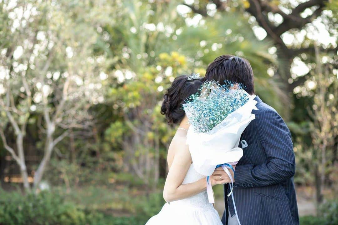 アンジェローブ 名古屋 結婚式場さんのインスタグラム写真 - (アンジェローブ 名古屋 結婚式場Instagram)「. @weddingisland_angerobe をフォローして. 『 #アンジェローブ 』のタグで. お写真を投稿してくださいね＊*. . ——————————. .  まるで公園の一角？！ と思うほどのグリーンたっぷり 開放的な空間✨ プライベート空間で安心安全の 結婚式はいかがですか？  . ——————————. . -アンジェローブの公式HPをcheck＊* http://www.angerobe.co.jp/sp/ -ブライダルフェアの予約はコチラから♪ http://www.angerobe.co.jp/sp/fair/ . ——————————. . ぜひ『 #アンジェローブ 』のハッシュタグで. ウェディングの写真を投稿してくださいね＊*. ステキなお写真はこちらのアカウントで. リグラムさせていただきます♪. . また『#アンジェローブ』のハッシュタグで. 投稿していただいた#アンジェ嫁 様は. 必ずフォローさせて頂きます💕  プレ花嫁さんも卒花嫁さんも. ずーっと繋がっていきましょう💕 ——————————. . #新郎新婦 #結婚式写真 #wedding  #weddingdress #👰 #ウェディングドレス #tuxedo #白タキシード #タキシード #グリーンウエディング #プレ花嫁 #ナチュラルウエディング #結婚式準備 #フォト婚 #東海プレ花嫁 #名古屋プレ花嫁 #リゾート婚 #アンジェローブ  #名古屋結婚式場 #婚約 #プロポーズ #港区 #金城ふ頭 #写真結婚式 #海外挙式 #結婚式どうしよう #コロナに負けるな」2月7日 12時48分 - weddingisland_angerobe