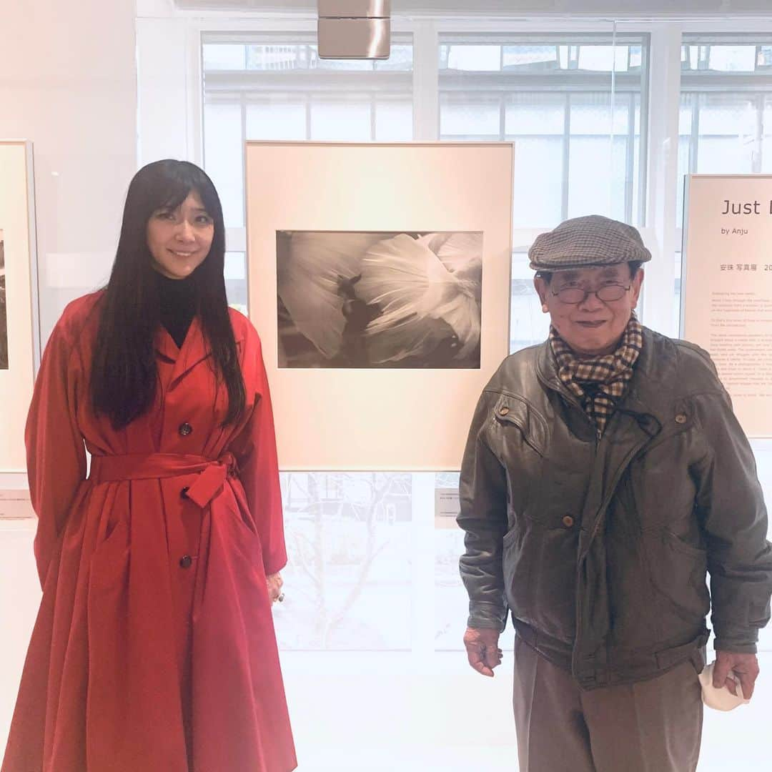 安珠のインスタグラム：「安珠写真展安珠写真展「Just Daydreaming」2/7最終日です﻿ ﻿ 田沼武能親分が来てくれた(T ^ T)﻿ ハグしたいけどそうもいかない﻿ ソーシャルディスタンスだぞって笑﻿ 彼の写真展の一番は『Just Daydreaming』でした﻿ 感謝🔴📷﻿ ﻿ ﻿ 最終日、13時からお待ちしています！﻿ ご来場に感謝します/お気をつけていらして下さい﻿ ﻿ https://store.leica-camera.jp/event/event_20201005﻿ #田沼武能 #Leica #ライカ #LeicaSL2 #LeicaCamera #Leicagram #Leicaphoto #LeicaPhotography #安珠写真家 #安珠 #ライカギャラリー東京 #anjuphotographer  #JustDaydreaming #ライカカメラジャパン ﻿ ﻿」