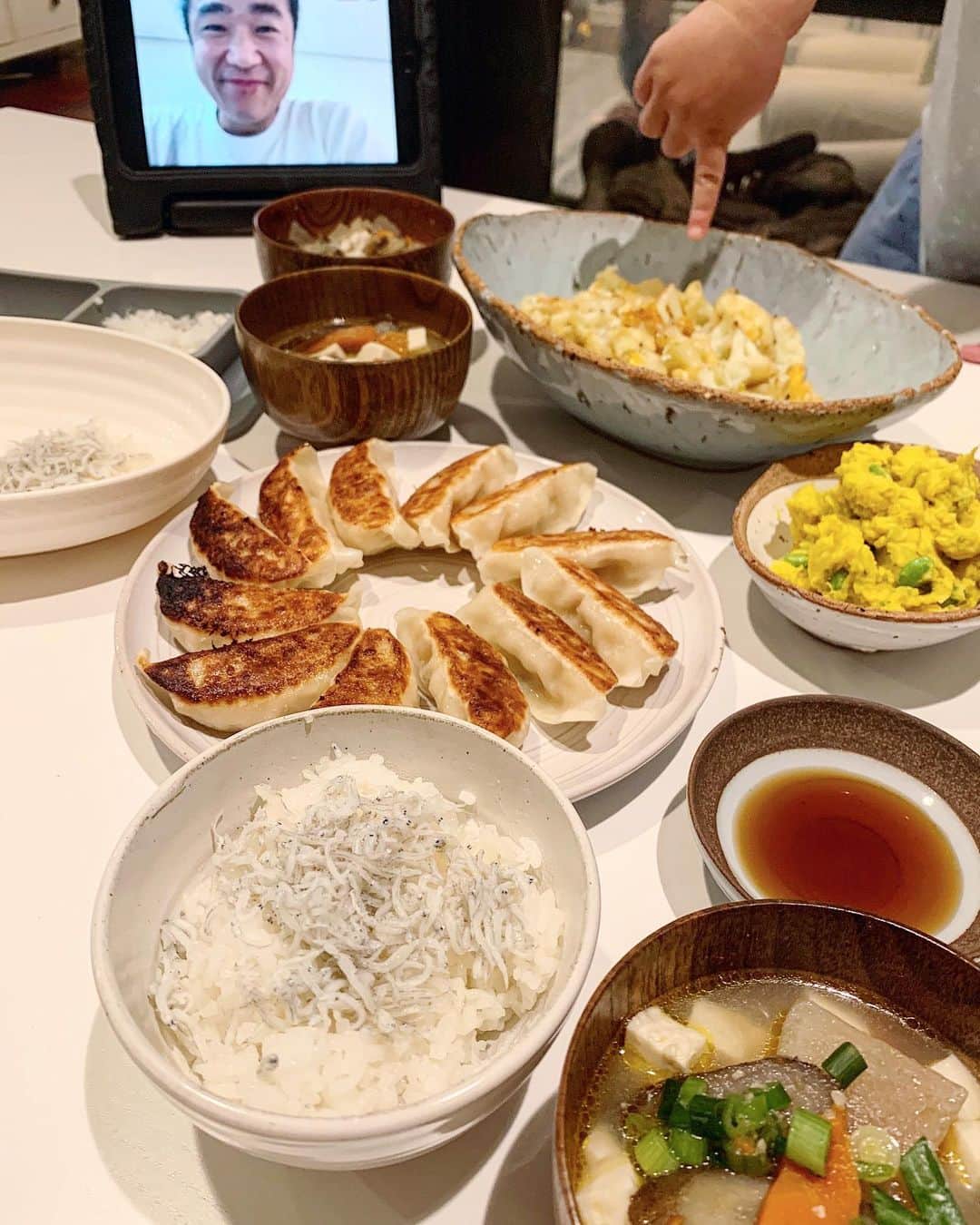 高木りなさんのインスタグラム写真 - (高木りなInstagram)「たくさん作った お野菜たっぷりの豚汁は 3日間続きました🙌🏻 4歳と1歳とかーちゃん 3人でこの量を毎日完食...🤪 #アッパはFaceTimeで毎日参加  야채 많이 쓰고 돈지루로 버틴 3일 식단. 만 4살과 만 1살 엄마까지 세명인데 먹는 양이 어마어마...😅 #아빠는페이스타임으로함께 . . . #おうちごはん #晩ごはん #豚汁 #かーちゃんと息子のふたりごはん #ロサンゼルス #海外で子育て #집밥 #저녁메뉴 #돈지루 #일본가정식 #리나스테이블 #엘에이일상 #rinastable #homecooking #japanesefood #momlife #losangeles」2月7日 12時59分 - rinasvoyage