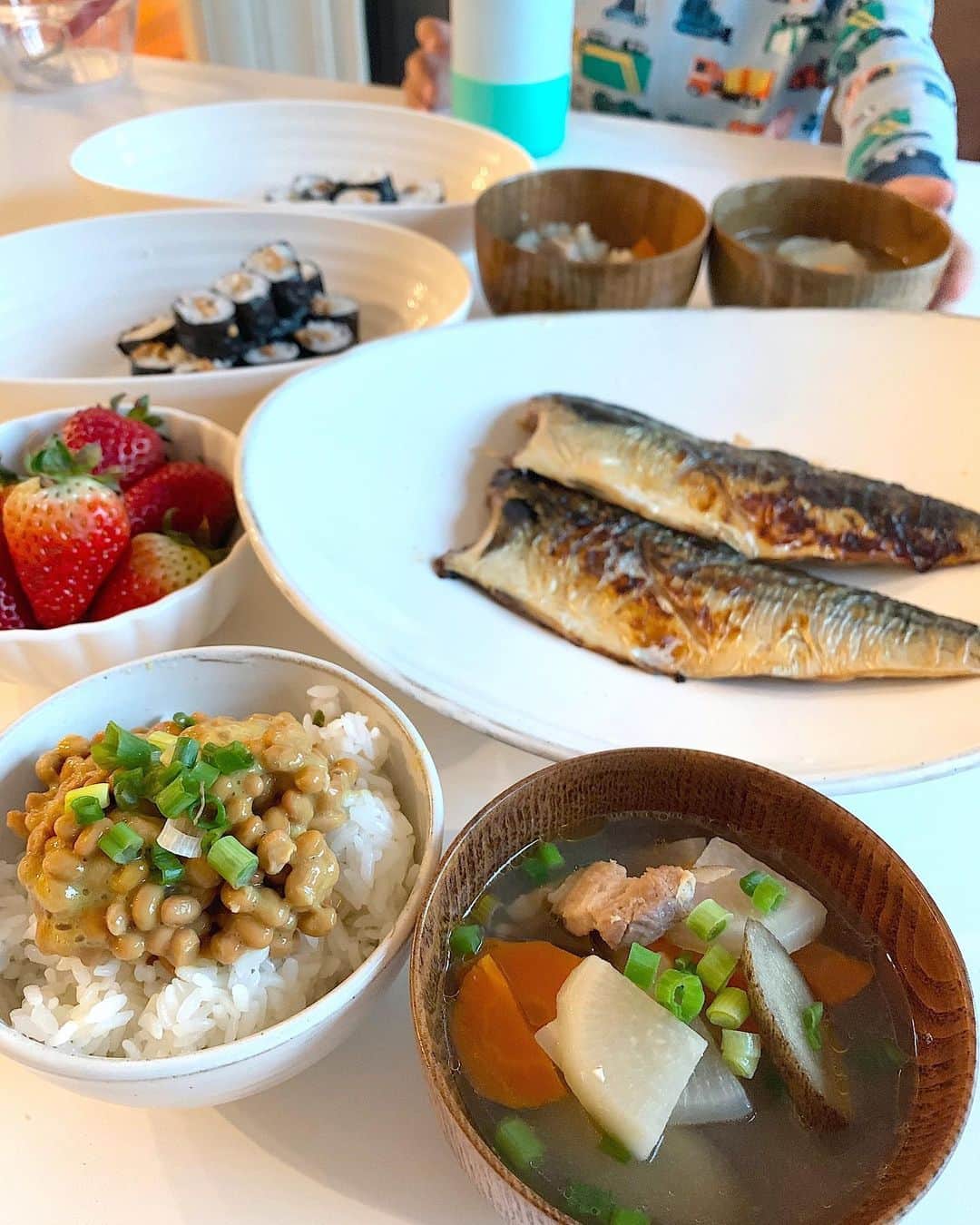 高木りなさんのインスタグラム写真 - (高木りなInstagram)「たくさん作った お野菜たっぷりの豚汁は 3日間続きました🙌🏻 4歳と1歳とかーちゃん 3人でこの量を毎日完食...🤪 #アッパはFaceTimeで毎日参加  야채 많이 쓰고 돈지루로 버틴 3일 식단. 만 4살과 만 1살 엄마까지 세명인데 먹는 양이 어마어마...😅 #아빠는페이스타임으로함께 . . . #おうちごはん #晩ごはん #豚汁 #かーちゃんと息子のふたりごはん #ロサンゼルス #海外で子育て #집밥 #저녁메뉴 #돈지루 #일본가정식 #리나스테이블 #엘에이일상 #rinastable #homecooking #japanesefood #momlife #losangeles」2月7日 12時59分 - rinasvoyage