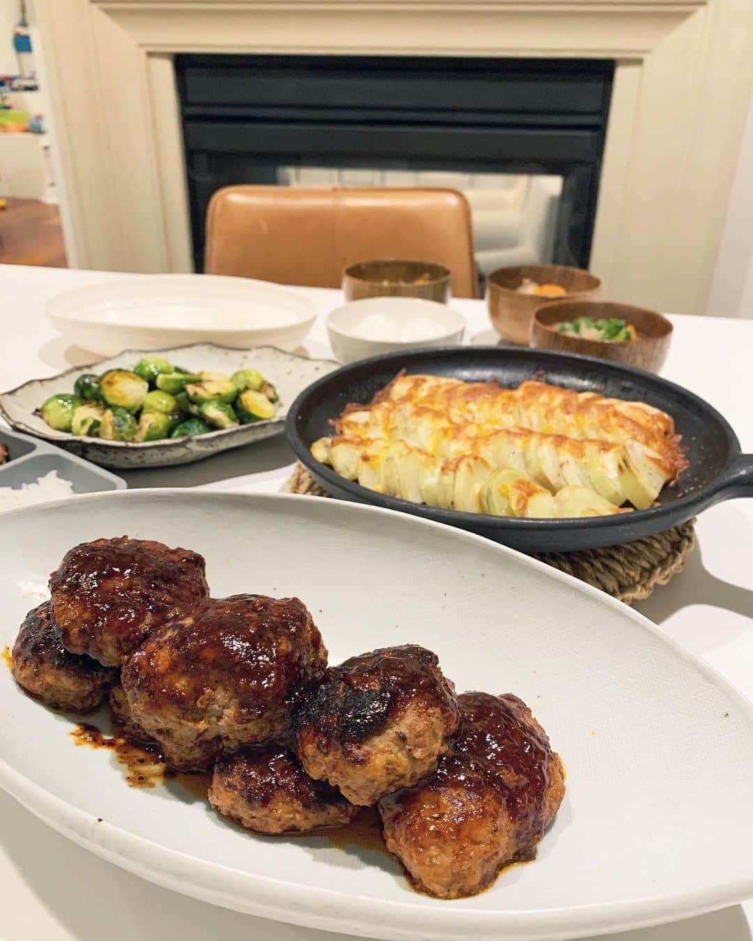 高木りなさんのインスタグラム写真 - (高木りなInstagram)「たくさん作った お野菜たっぷりの豚汁は 3日間続きました🙌🏻 4歳と1歳とかーちゃん 3人でこの量を毎日完食...🤪 #アッパはFaceTimeで毎日参加  야채 많이 쓰고 돈지루로 버틴 3일 식단. 만 4살과 만 1살 엄마까지 세명인데 먹는 양이 어마어마...😅 #아빠는페이스타임으로함께 . . . #おうちごはん #晩ごはん #豚汁 #かーちゃんと息子のふたりごはん #ロサンゼルス #海外で子育て #집밥 #저녁메뉴 #돈지루 #일본가정식 #리나스테이블 #엘에이일상 #rinastable #homecooking #japanesefood #momlife #losangeles」2月7日 12時59分 - rinasvoyage