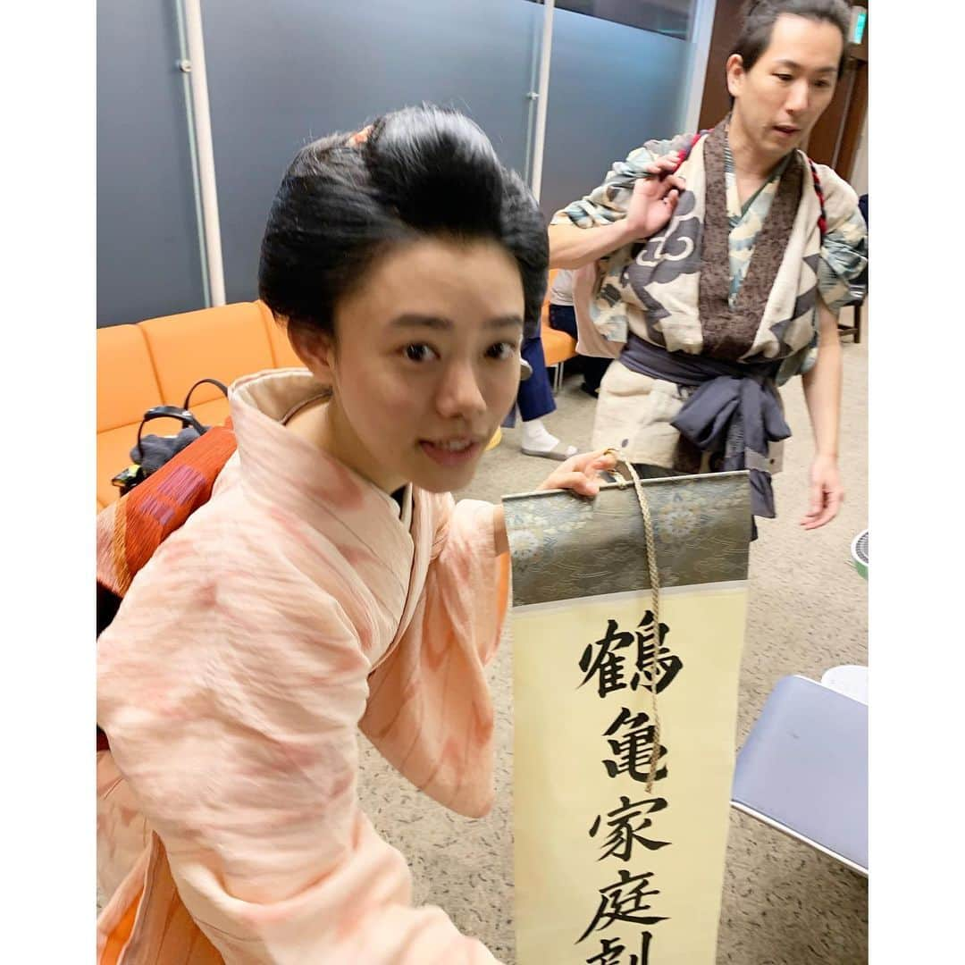 杉咲花さんのインスタグラム写真 - (杉咲花Instagram)「なぜかすごく忙しそうなうちと、徳利さん。笑 やっと揃った鶴亀家庭劇やけど、もう一波乱ありそうだす🤣 第10週もお楽しみに。」2月7日 12時56分 - hanasugisaki