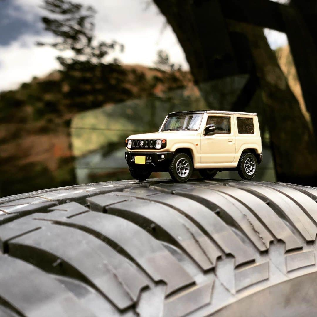 kyosho_official_minicar toysさんのインスタグラム写真 - (kyosho_official_minicar toysInstagram)「. KYOSHO MINI CAR & BOOK No.4 SUZUKI JIMNY 第4号はファミリーマートで発売中！ （店舗によりお取り扱いがない場合がございます。）  詳しくはプロフィール欄のURLより Japan Market Only  1:64 Diecast Model SUZUKI JIMNY @haluka___m  #kyosho #kyoshominicarbook #suzukijimny #jimny #jb64 #bfgoodrich #allterrain #jdm #outdoor #camp #京商 #ファミリーマート #スズキジムニー #新型ジムニー #ジムニーのある生活 #ジムニーのある風景 #ジムニーライフ #ジムニー乗り #アウトドア #キャンプ #ミニカー #京商ミニカーブック #ミニカーコレクション #ジムニー女子 #ミニカーのある風景 #ミニカーのある生活 #ミニカー女子 #jimny女子 #ソトアソビ www.kyosho.com」2月7日 12時56分 - kyosho_official_minicar_toys